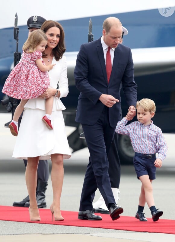 Charlotte, filha de Kate Middleton e William, só usa vestidos ao sair em público