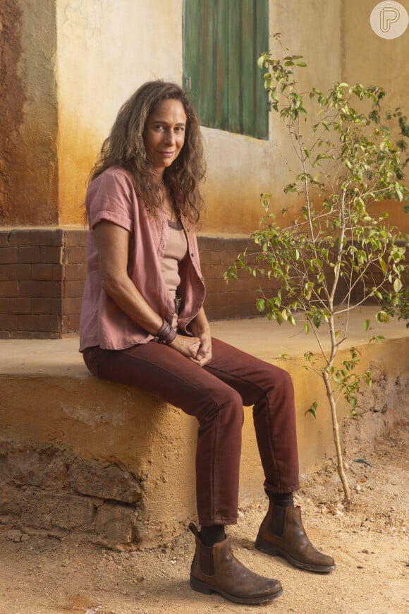 Zefa Leonel (Andrea Beltrão) é garimpeira e justiceira, mãe de Quinota, cuida da família e manda na casa em Lasca Fogo. 