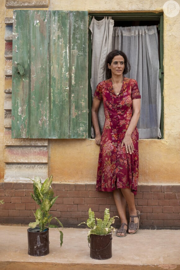 Tia Salete (Mariana Lima) é irmã de Zefa Leonel, foi enganada por um homem no passado e vive com a família desde então.