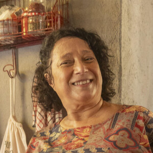 Dona Castorina (Fátima Patrício) é mãe de Blandina (Luisa Arraes). Costureira, uma mulher simples que ama a filha acima de tudo.