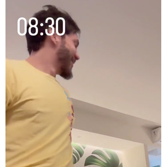 Sem cueca, Eliezer destacou um volume íntimo que deixou muita gente chocada