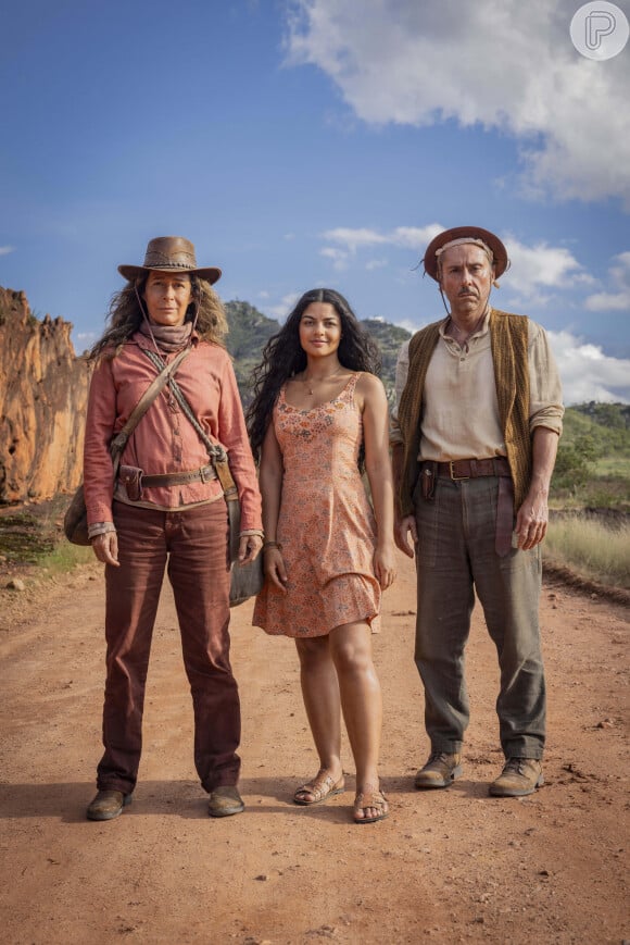 Zefa Leonel (Andrea Beltrão), Tico Leonel (Alexandre Nero) e Quinota (Larissa Bocchino) são uma família simples do nordeste na novela No Rancho Fundo