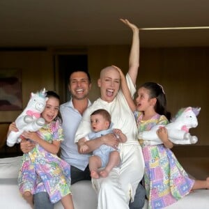 Fabiana Justus posta foto em família após ter alta do hospital