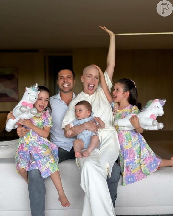Fabiana Justus posta foto em família após ter alta do hospital