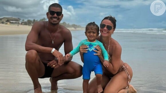 Viviane Araujo posa de biquíni com a família e web nota detalhe polêmico envolvendo marido da atriz