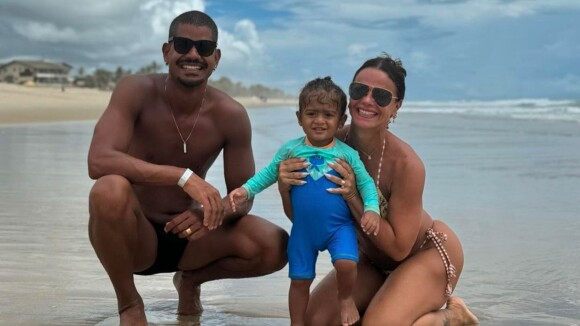 Viviane Araujo combina biquíni e short em foto com o filho e marido e detalhe inusitado causa polêmica: 'Vivi sustenta ele?'