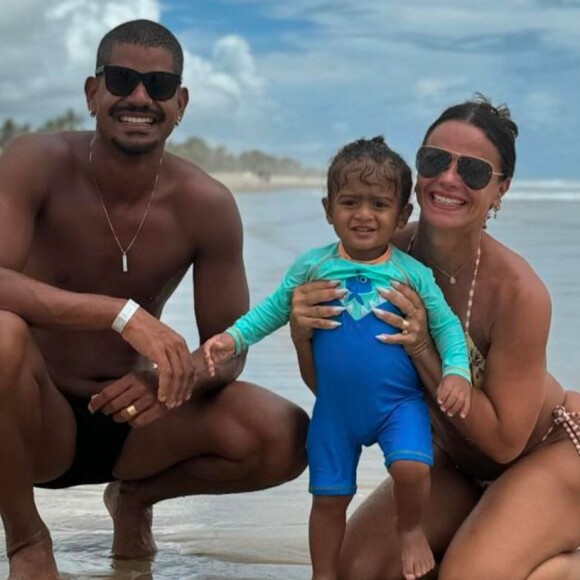 Viviane Araujo posa de biquíni com a família e web nota detalhe polêmico envolvendo marido da atriz