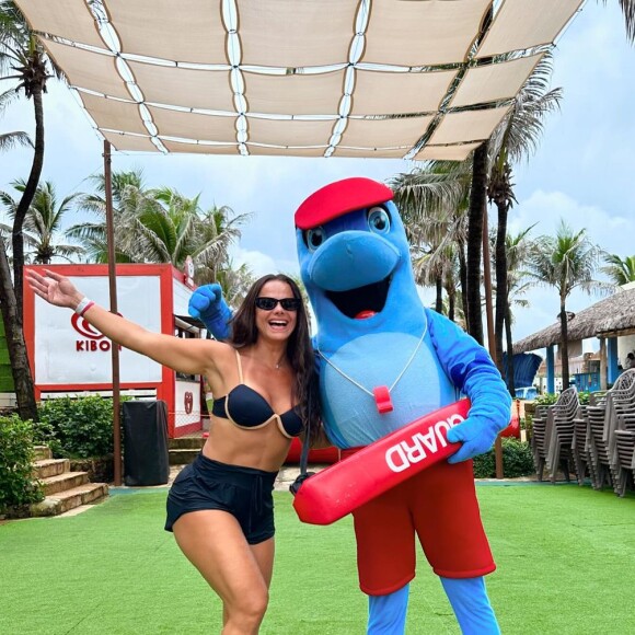 Viviane Araujo compartilhou novas fotos curtindo muito um parque aquático em família