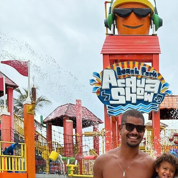 Para o passeio, Viviane Araujo elegeu um conjunto de biquíni preto com detalhes nudes e um short também preto