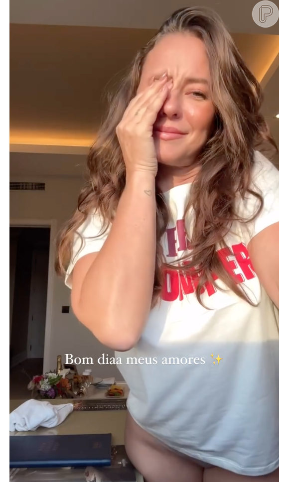 Com carinha de sono, Paolla Oliveira posou para as câmeras e esbanjou muita luz nos stories