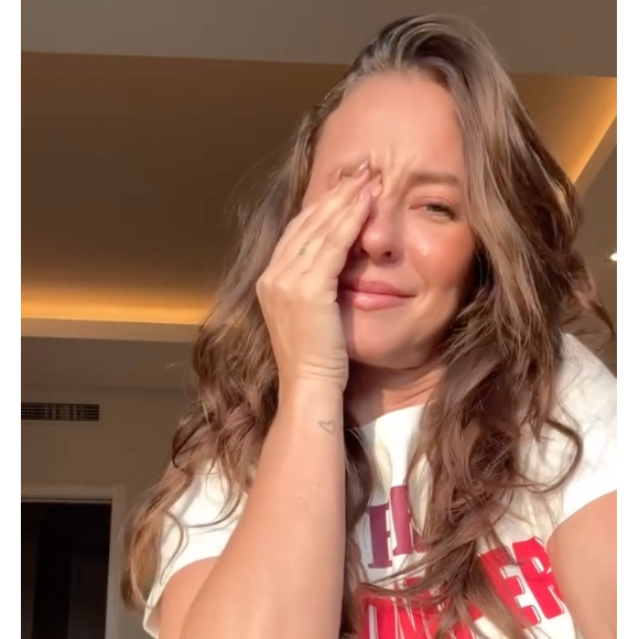 Com carinha de sono, Paolla Oliveira posou para as câmeras e esbanjou muita luz nos stories