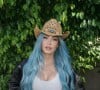 Megan Fox adotou as madeixas azuis para curtir os shows do Coachella