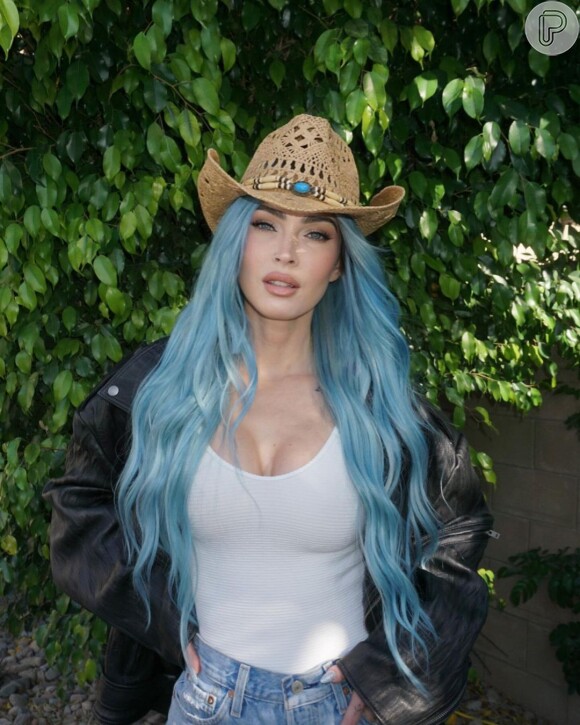 Megan Fox adotou as madeixas azuis para curtir os shows do Coachella