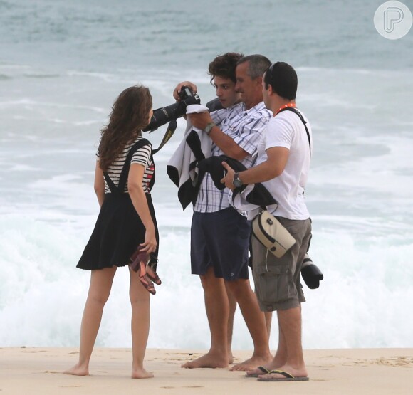 Chay Suede e Luisa Arraes gravam cenas românticas de 'Babilônia' em praia do Rio de Janeiro