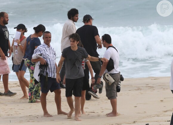 Chay Suede e Luisa Arraes gravam cenas românticas de 'Babilônia' em praia do Rio de Janeiro