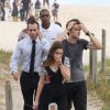 Os atores contaram com uma equipe de segurança para deixar a praia sem imprevistos