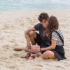 Os atores Chay Suede e Luisa Arraes gravaram cenas românticas dos personagens na praia da Reserva, Zona Oeste do Rio de Janeiro, na tarde desta quinta-feira, 22 de janeiro de 2015
