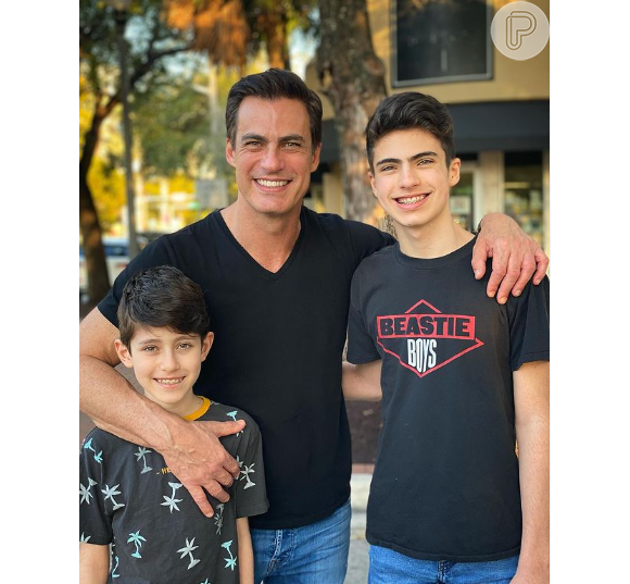 O ator Carlos Casagrande é pai Theo, de 17 anos, e Luca, 14.