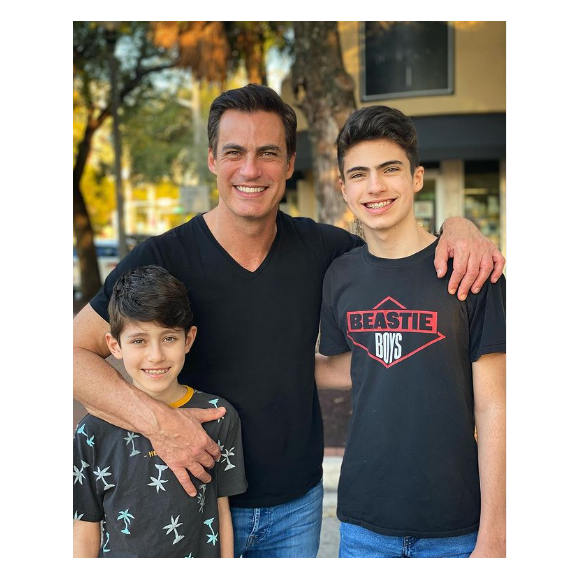 O ator Carlos Casagrande é pai Theo, de 17 anos, e Luca, 14.