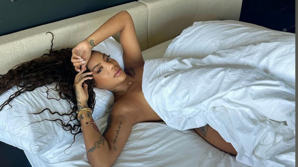 Ludmilla sensualiza em álbum de fotos nua na cama - Purepeople