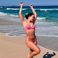 Larissa Manoela exibe barriga sequinha em biquíni com decotão e ganha elogio picante de André Luiz Frambach: 'Gostosa demais'