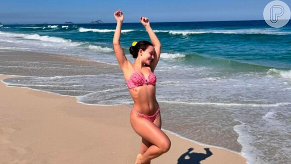 Larissa Manoela posa com biquíni decotado em dia de praia e ganha comentário picante de André Luiz Frambach