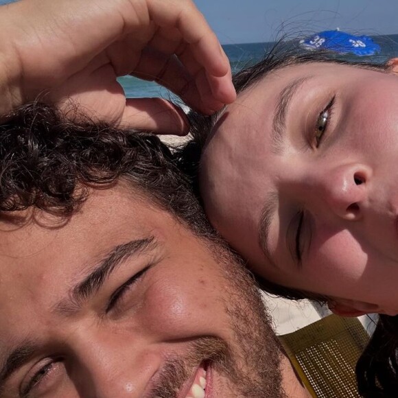 Larissa Manoela esteve acompanhada do marido André Luiz Frambach no passeio praiano