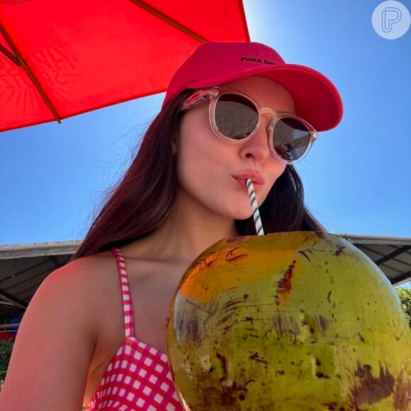 Para começar a semana bem, Larissa Manoela curtiu um dia de praia bastante especial