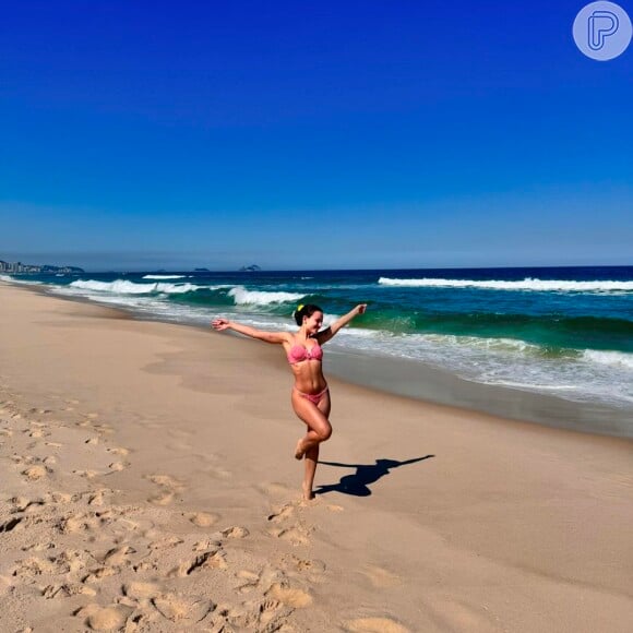 Larissa Manoela compartilhou fotos belíssimas do dia de praia nas redes sociais exibindo sua barriguinha trincada