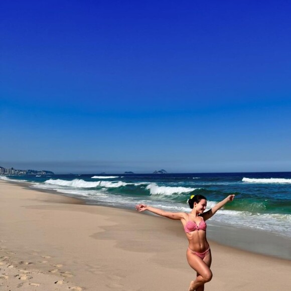 Larissa Manoela compartilhou fotos belíssimas do dia de praia nas redes sociais exibindo sua barriguinha trincada