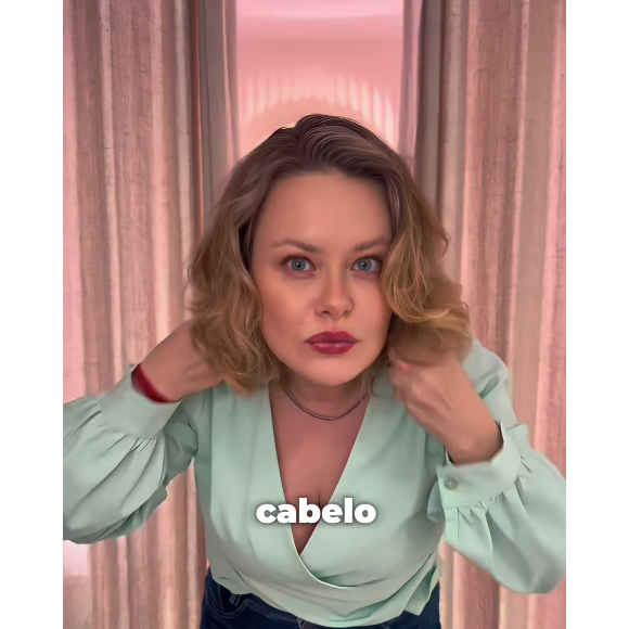 Mari Bridi, ex de Rafael Cardoso, publicou um novo vídeo mostrando diversos tipos de perucas