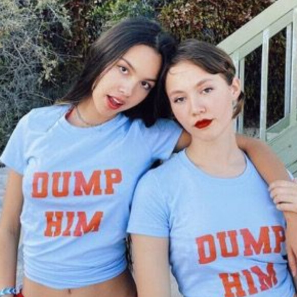 Baby tee: Olivia Rodrigo aposta tendência com estampa já usada por Britney Spears