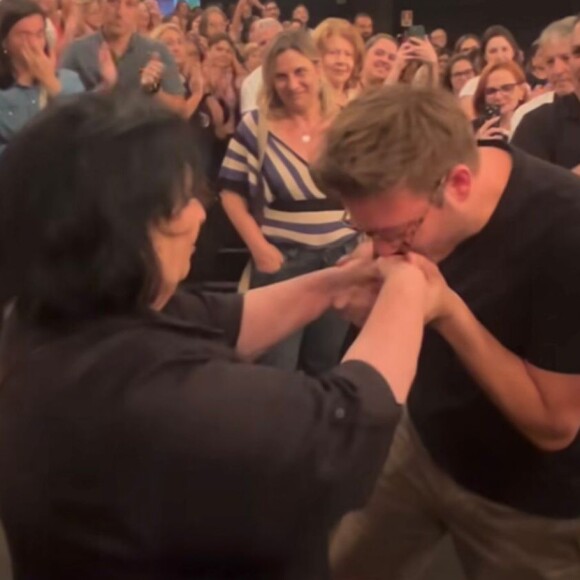 Fábio Porchat tem encontro emocionante com Dona Déa, mãe de Paulo Gustavo, em peça de teatro