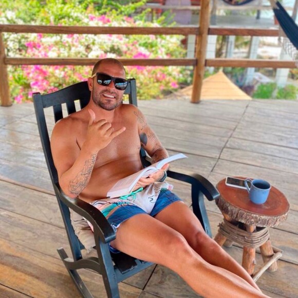Diogo Nogueira impressiona seus seguidores com fotos e vídeos sem camisa nas redes sociais