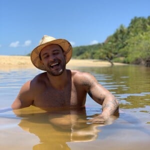 Diogo Nogueira esbanja fotos sem camisa nos mais diferentes cenários possíveis