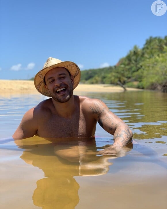 Diogo Nogueira esbanja fotos sem camisa nos mais diferentes cenários possíveis