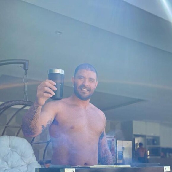 Diogo Nogueira é um churrasqueiro de primeira linha! Cantor não perde oportunidade de um bom churrasco em família
