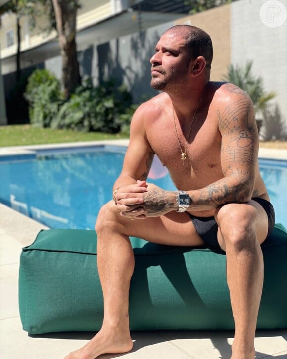 Diogo Nogueira também é modelo, gente! Olha essa foto do galã na beirada de uma piscina