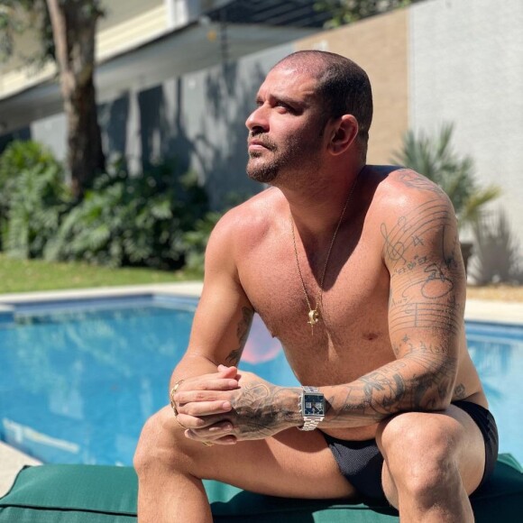 Diogo Nogueira também é modelo, gente! Olha essa foto do galã na beirada de uma piscina