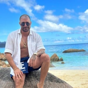 Falando em modelo, o cantor Diogo Nogueira também esbanja muita beleza em praias pelo Brasil