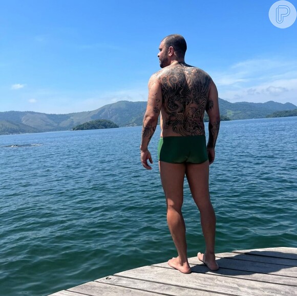 Embora prefira aparecer de short em suas fotos sem camisa, Diogo Nogueira também mostra o corpão em sunga
