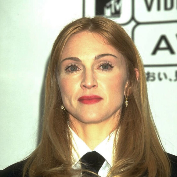 Madonna também já optou pelo cabelo médio com um loiro mais voltado para o castanho