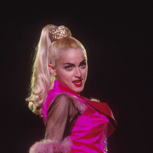 Madonna também já apostou no platinado com os fios longos