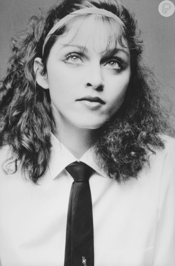 Lá no começo da carreira, Madonna já teve os cabelos pretos mais cacheados e com franja
