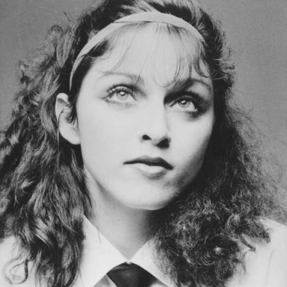 Lá no começo da carreira, Madonna já teve os cabelos pretos mais cacheados e com franja