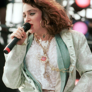 Em determinado momento da carreira, Madonna apostou no cabelo curto ondulado e castanho claro
