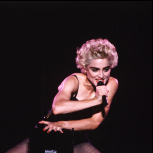Madonna é uma grande fã dos cabelos bem curtinhos, loiros e enrolados 