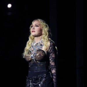 Atualmente, Madonna usa seu clássico cabelo loiro com ondas e fios longos