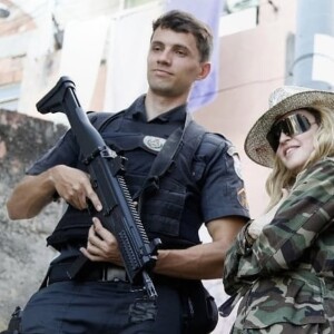 Em 2017, Leonardo Fernandes viralizou nas redes sociais após posar em foto com Madonna em uma comunidade do Rio de Janeiro