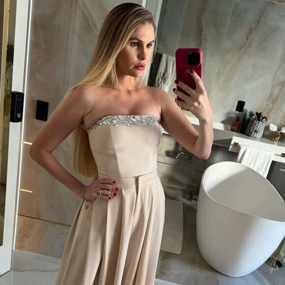 Corpo magro de Bárbara Evans roubou a cena na web e dividiu opiniões de seguidores